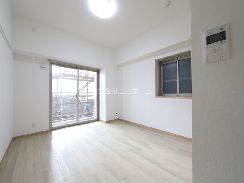 その他部屋・スペース　洋室8.32帖　エアコン付　南向きバルコニーに面しています