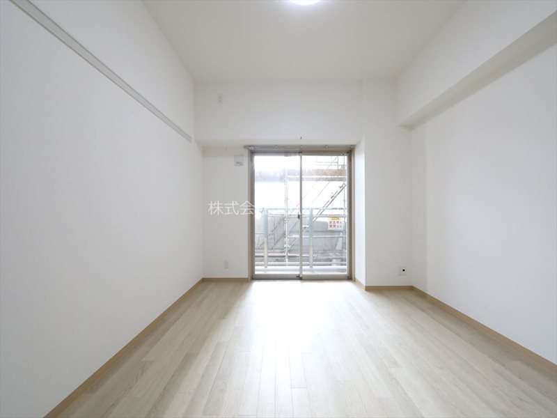 バルコニー　洋室8.32帖　エアコン付　南向きバルコニーに面しています