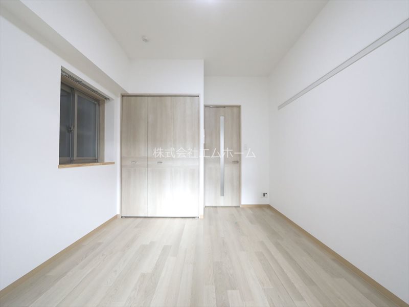 居室・リビング　洋室8.32帖　エアコン付　南向きバルコニーに面しています