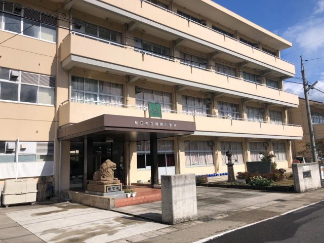 小学校　松江市立雑賀小学校（小学校）まで400m