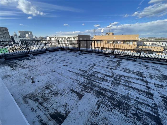 バルコニー　広々としたルーフバルコニー付き！