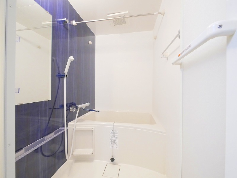 バス・シャワールーム　アクセントパネルがおしゃれなバスルーム♪