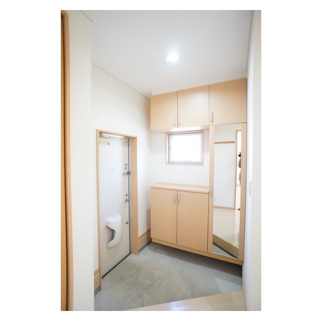 玄関　玄関収納も充実