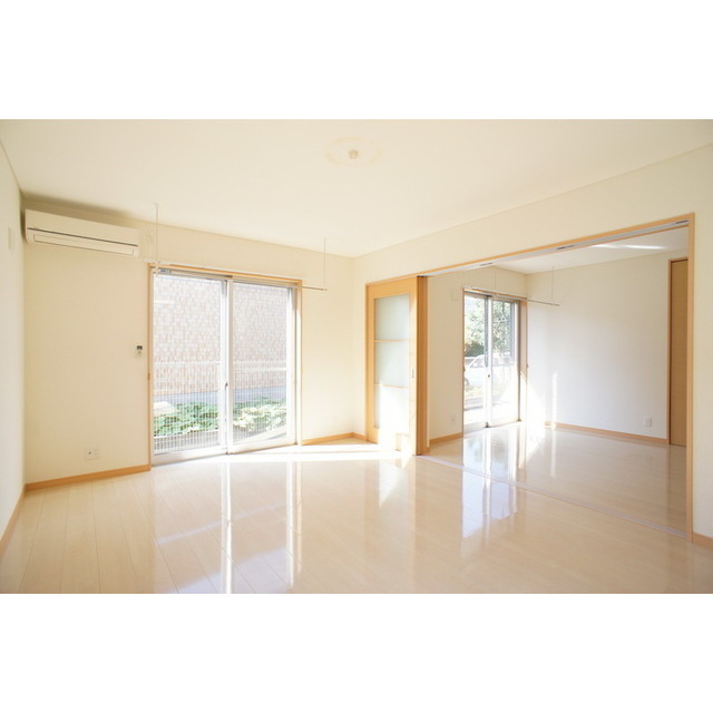 居室・リビング　ゆとりある広さが魅力のリビング