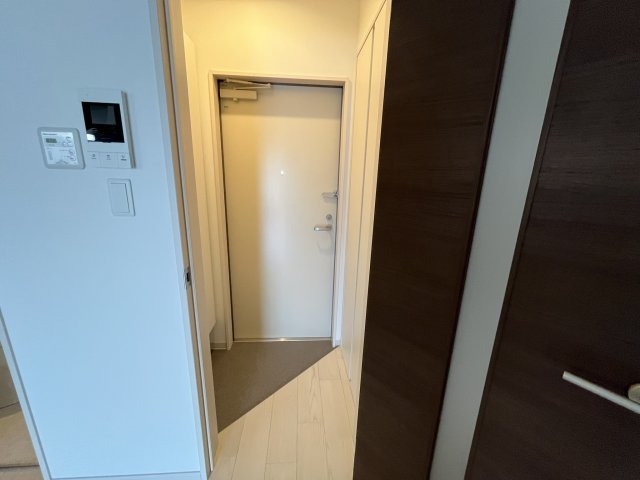 玄関　イメージとして同建物他部屋を表示しています