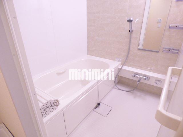 バス・シャワールーム　足も伸ばせる広々１坪風呂です。