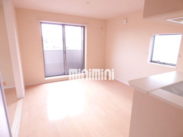 居室・リビング　２面窓で明るい広々したリビングです。