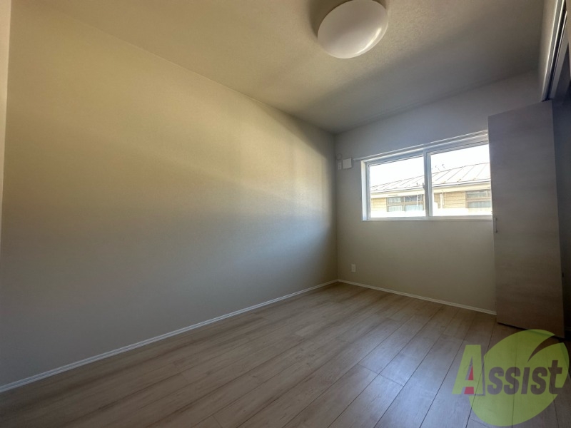 その他部屋・スペース　寝室としてもスペースに余裕があり、陽当たりが良さそうですね。