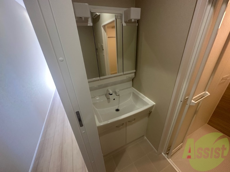 洗面設備　収納スペースがある独立洗面化粧台があるのは便利ですね。