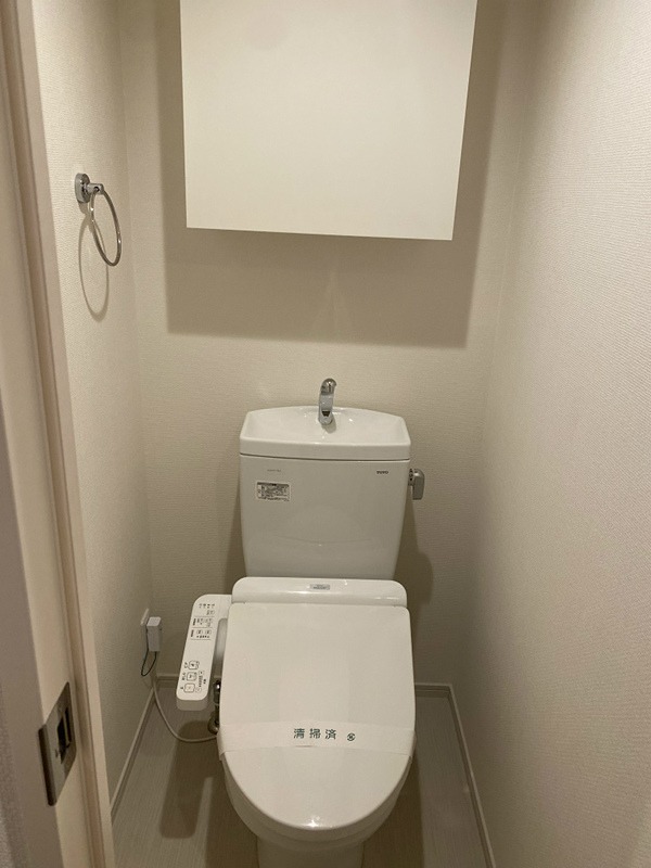 トイレ　温水洗浄便座付きのトイレです。