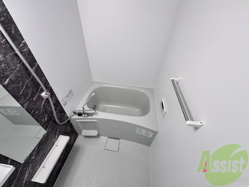 バス・シャワールーム　バスルームには浴槽があり、追い焚き付きで助かりますね。