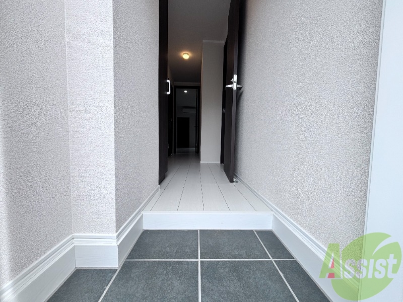 玄関　玄関は照明設備もあり、靴もたっぷり置けそうですね。