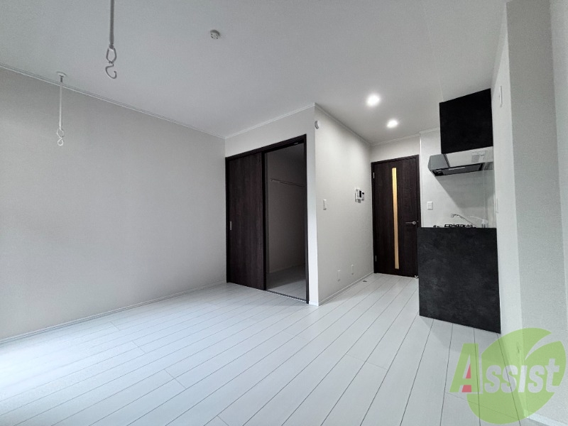 居室・リビング　こちらは８．３帖のＬＤＫになります。広々空間がいいですね。