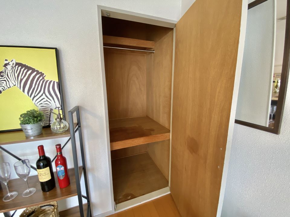 収納　ハンガーパイプ付きの３段収納です