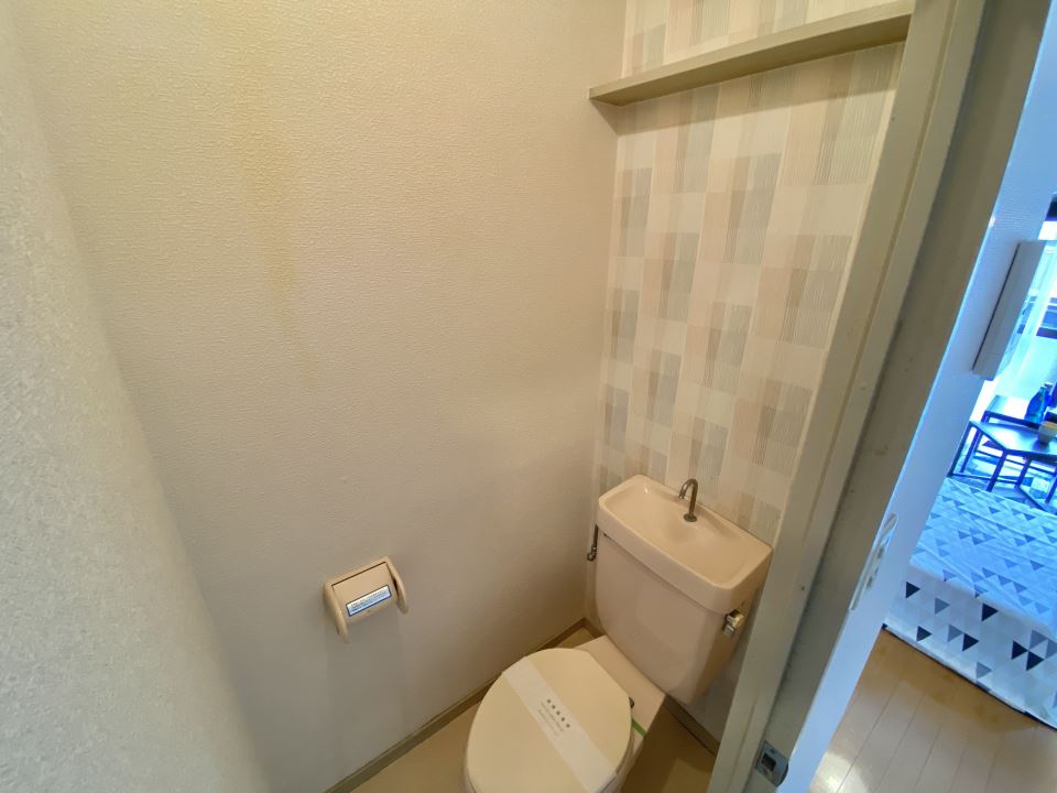 トイレ　上の棚が便利です