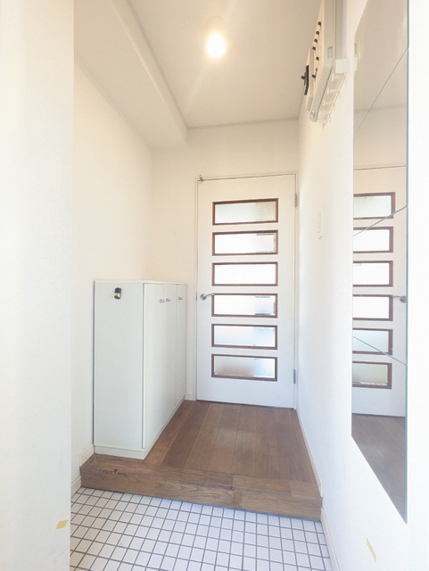 玄関　※クリーニング前の写真です