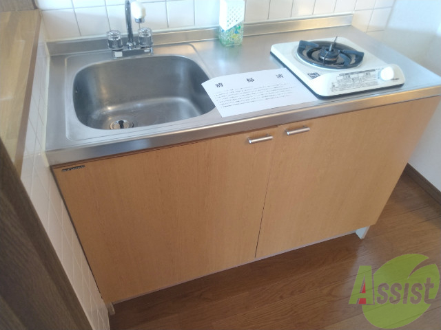 キッチン　一人暮らしには十分な大きさのキッチンですね。