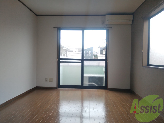 居室・リビング　陽の光が差し込む明るいお部屋は気持がいいですね～