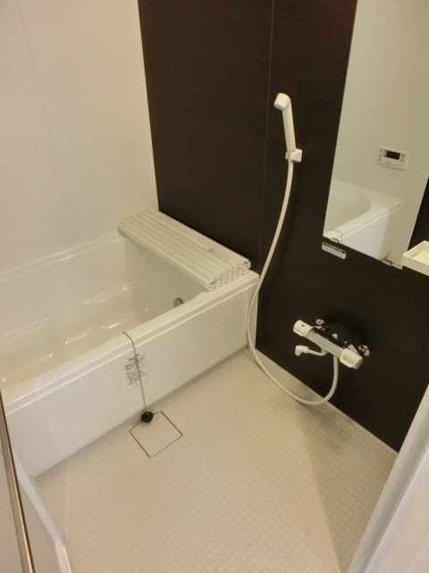 バス・シャワールーム　スタイリッシュなデザインの追い焚き付きバスルーム