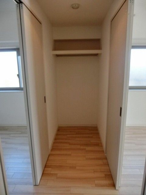 その他設備　奥行のあるウォークインクローゼット
