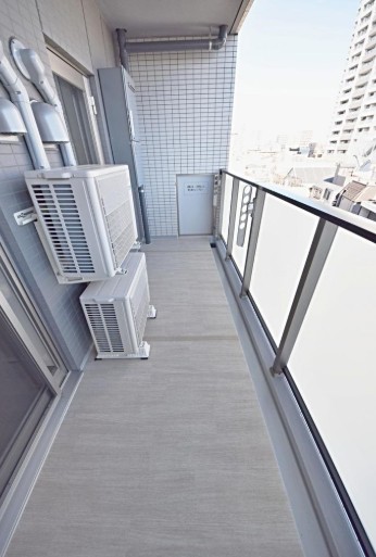 バルコニー　暖かな日差しのふりそそぐバルコニー