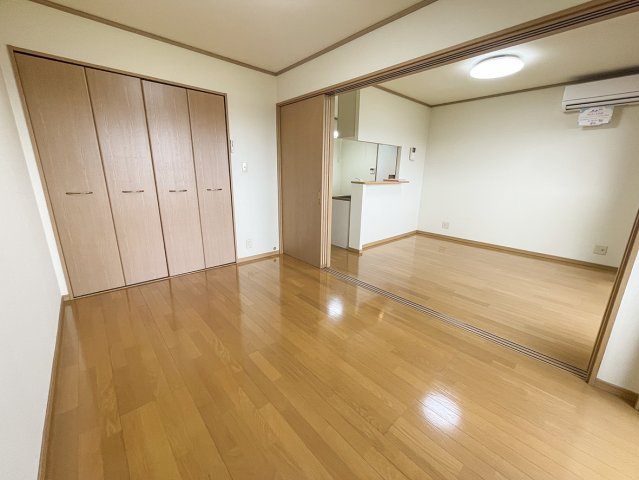 ネオサンライズの居間写真