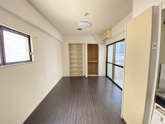 居室・リビング　床色が落ち着いた色合いで綺麗です♪