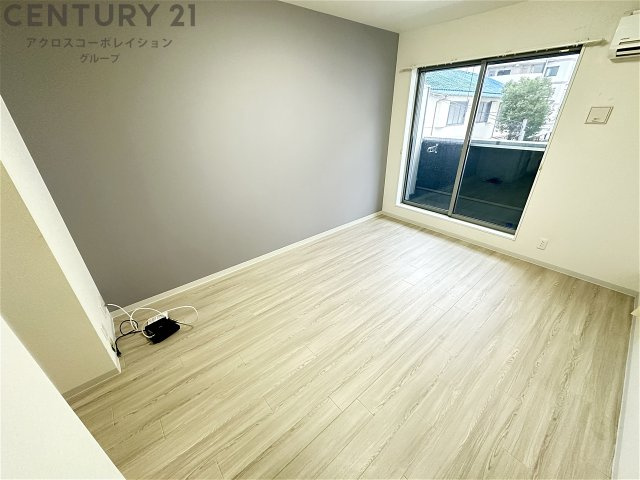 居室・リビング　床色が明るい色合いで、とてもきれいです♪