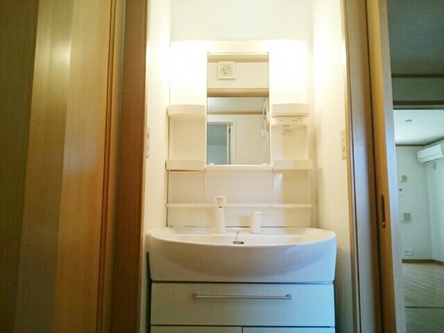 洗面設備　脱衣スペースもあります