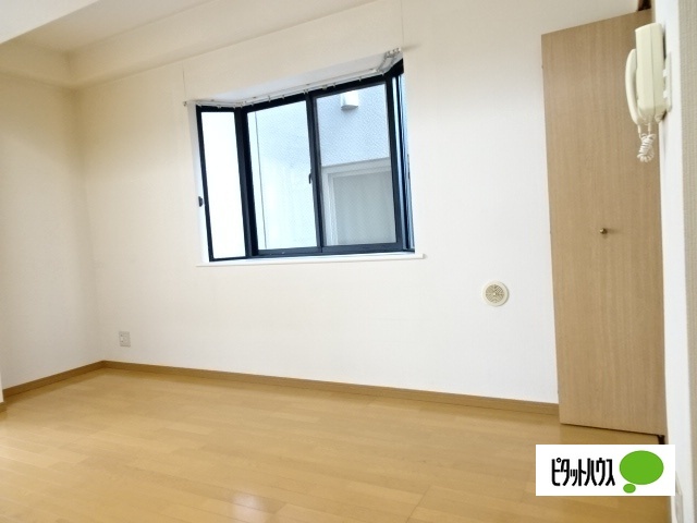 居室・リビング　同物件別室写真