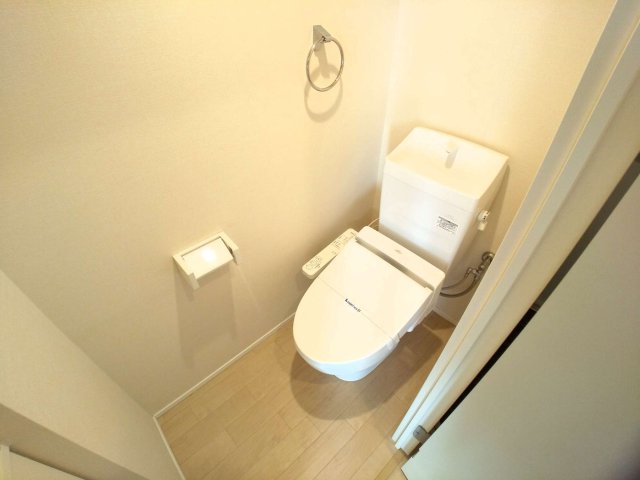 トイレ　明るく清潔感のあるトイレ。温水洗浄便座完備！！