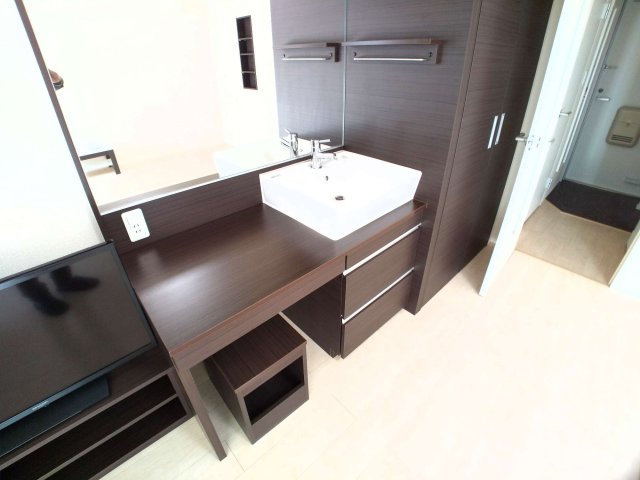 その他部屋・スペース　鏡を備え　準備のしやすい洗面台