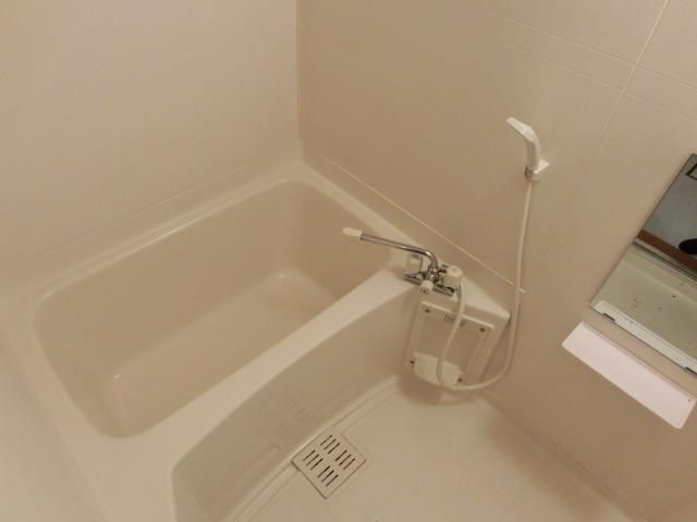 バス・シャワールーム　鏡付きのバスルーム