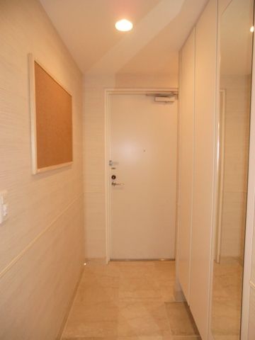 玄関　ミラー・収納付玄関