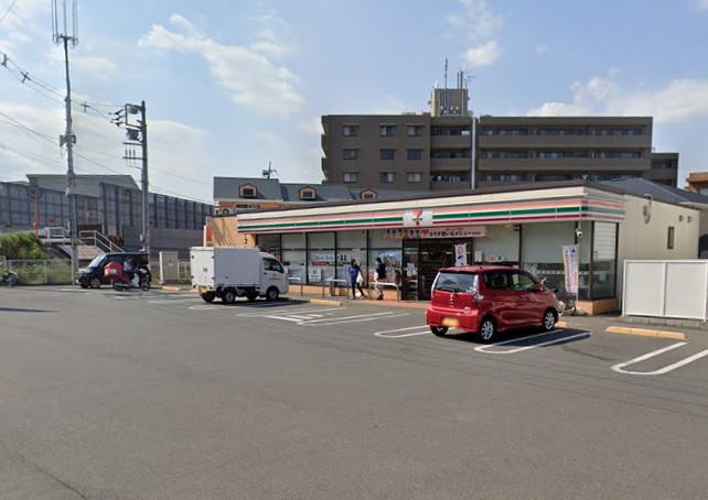 コンビニ　セブンイレブン（コンビニ）まで556m