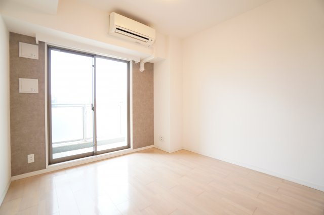 居室・リビング　※同物件・反転タイプの写真です。