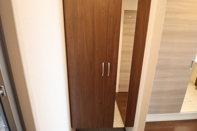 玄関　トールタイプの姿見付シューズボックス