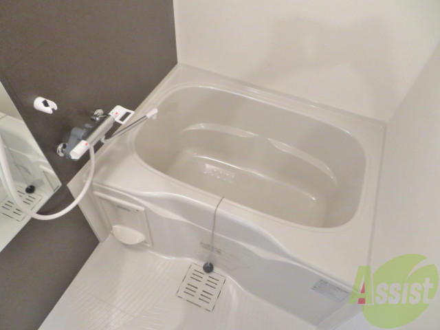 バス・シャワールーム　こちらはお風呂。一日の疲れをここで癒してください。