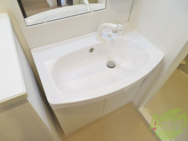 洗面設備　洗面台。朝の身支度はここでばっちり決めましょう。