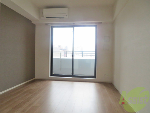 居室・リビング　７帖の洋室です。広々として、きれいですね。