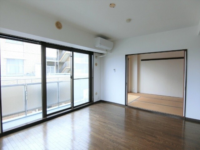 居室・リビング　＊他号室の写真です