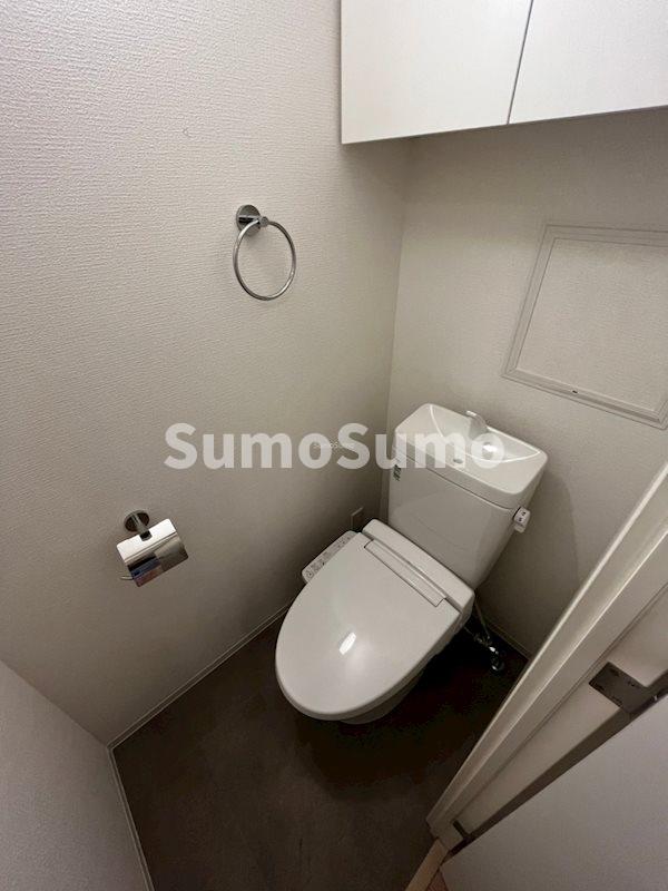 トイレ　落ち着いた色調のトイレです