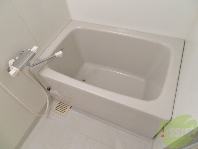 バス・シャワールーム　バスルームは狭すぎず、シャワーも浴びやすそうです。