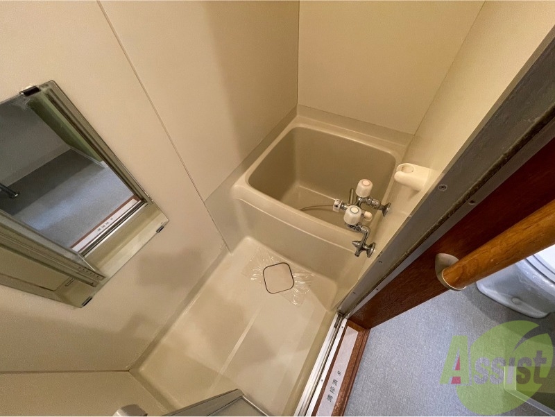 バス・シャワールーム　お風呂です。少し狭いですがシャワーするには十分ですね。