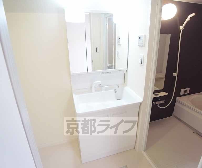 洗面設備　独立洗面台付きです。