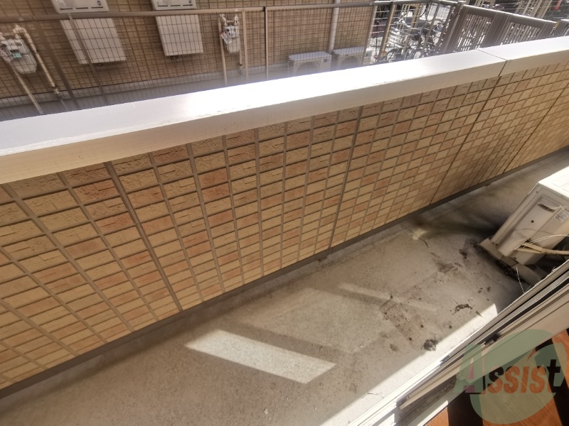 バルコニー　バルコニーは洗濯物を干すのに十分な広さですね！