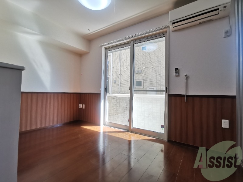 居室・リビング　リビングは８．５帖ありますよ！日差しが気持ちいいですね！