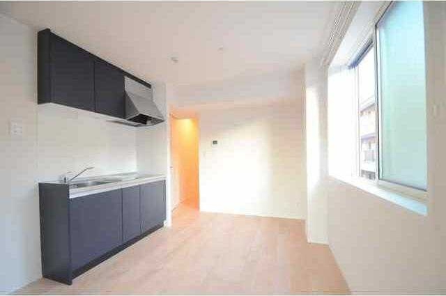 居室・リビング　落ち着いた色合いの床材を使用した居住空間です。