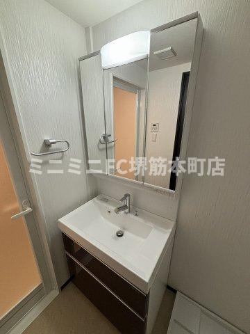 洗面設備　※奇数階はホワイト系のお部屋です。