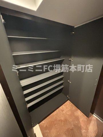 玄関　※奇数階はホワイト系のお部屋です。